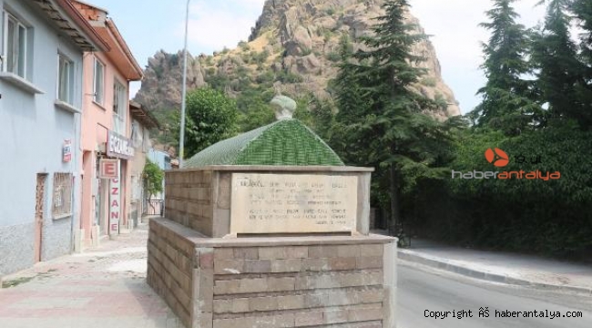 Kepçelerin kaldıramadığı türbe, yol ortasında kaldı
