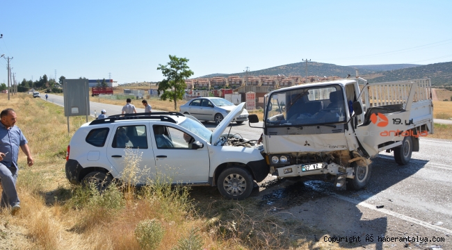 Korkuteli'nde trafik kazası: 4 yaralı