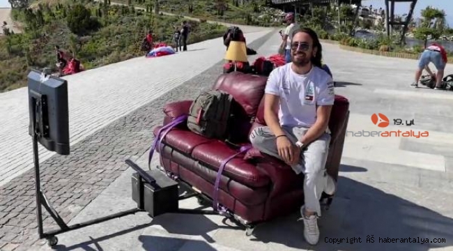 Ölüdeniz'de 'koltukla' uçtu, televizyon izledi