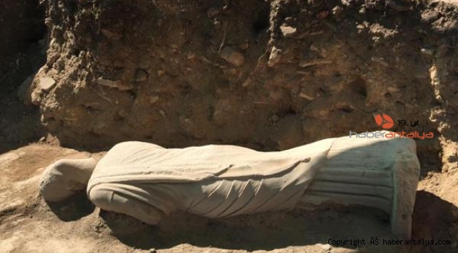 Perge'de, 1700 yıllık kadın heykeli bulundu