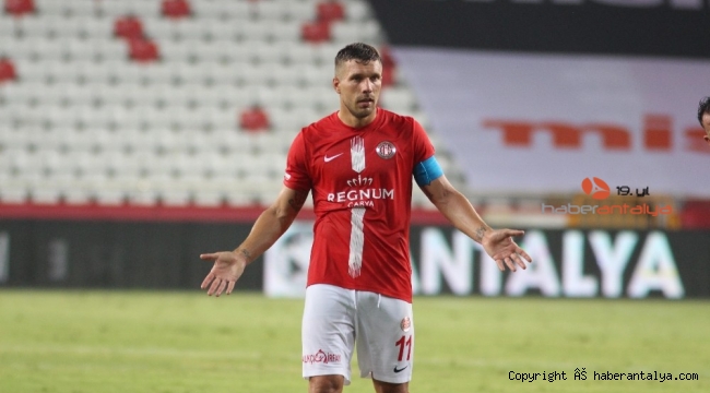 Podolski Trabzonspor karşısında yok