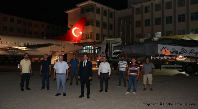 Savaş uçağı TIR'larla okula getirildi
