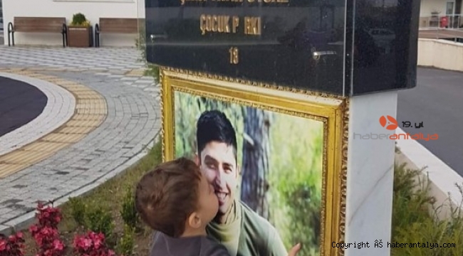Şehit babasına ağabey diyor, minik yavrudan duygulandıran hareket