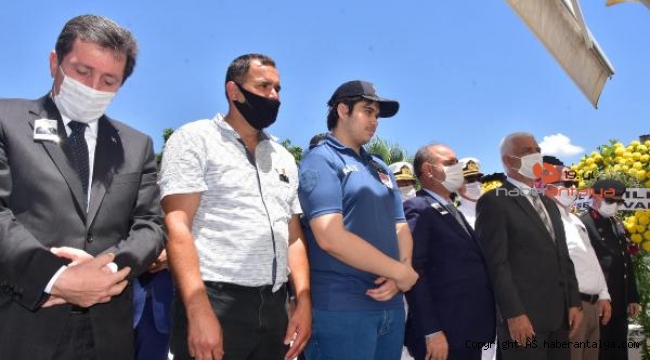 Şehit babasını, polis üniformasıyla uğurladı !