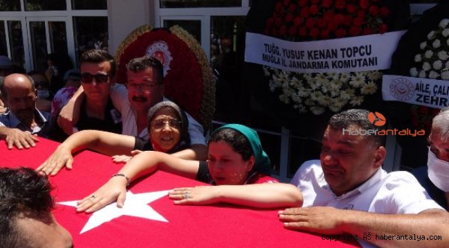Şehit eşini, tabutunu okşayarak son yolculuğuna uğurladı