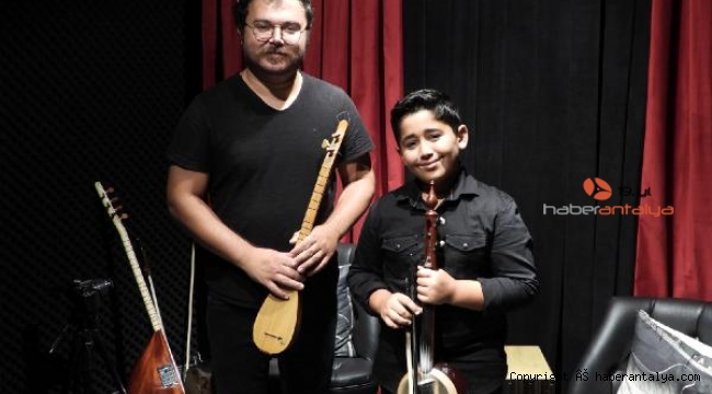 Türkülerin neferi Emre öğretmen