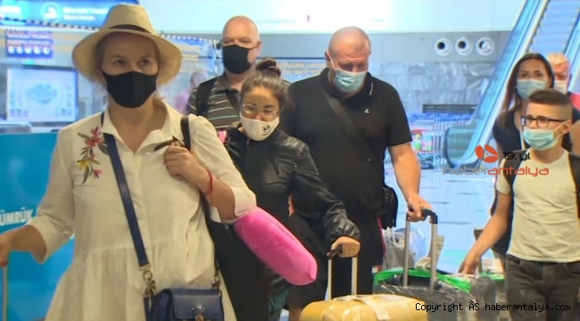 Ukraynalı turistler Antalya'ya ayak bastı