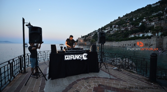 Ünlü DJ tanıtım için Alanya'da