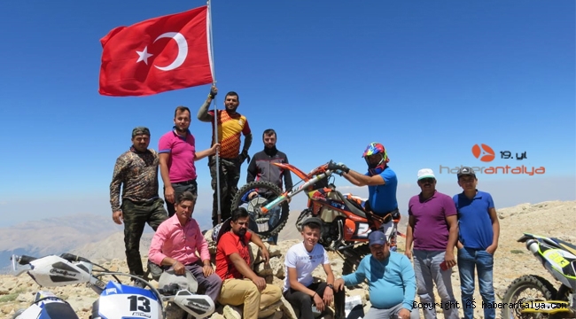 Uyluk Tepe'ye şehitler için bayrak