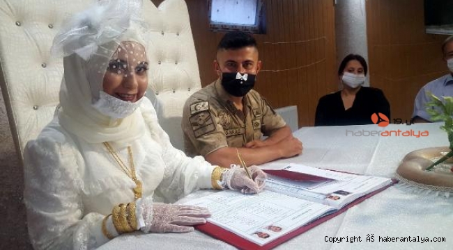 Uzman çavuş, 15 Temmuz'da üniformasıyla nikahına katıldı