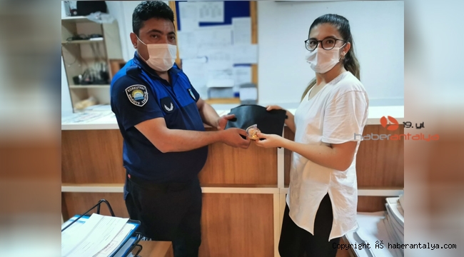 40 bin liralık kolye bulunan çantayı bakın ne yaptı ?