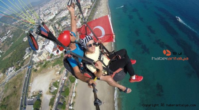 Aileler, paraşütle atlayarak otizme dikkat eçkti