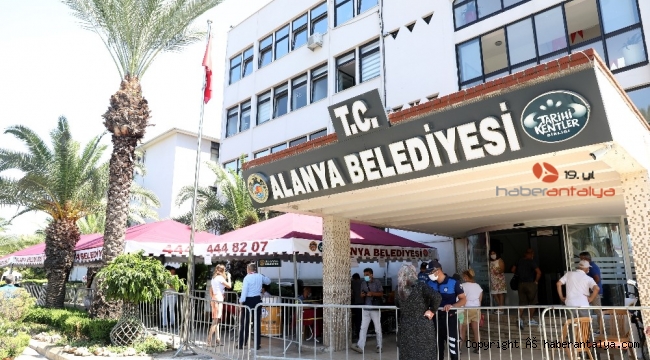 Alanya Belediye önünde çadır kuruldu, sirkülasyon azaltıldı !