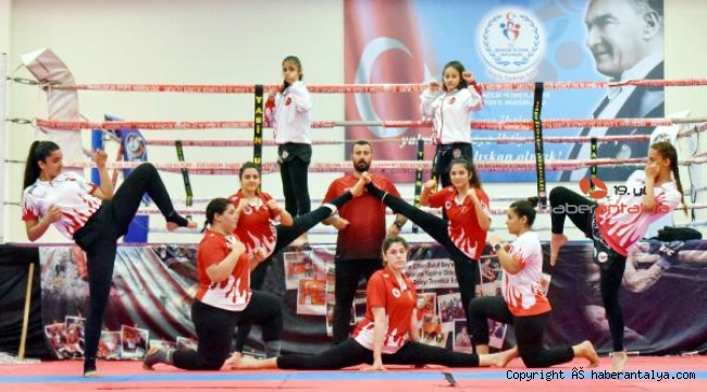 'Altın kızlar'dan 'kadına şiddete hayır' mesajı