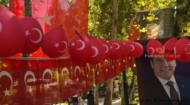 Antalya'da 30 Ağustos coşkusu Düden Şelalesi'ne taşındı