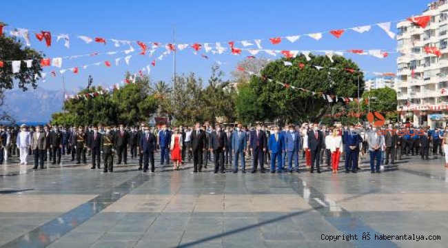 Antalya'da 30 Ağustos kutlandı, alternatif törende sosyal mesafe unutuldu