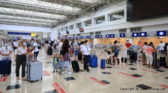Antalya'da 65 bin turiste koronavirüs testi