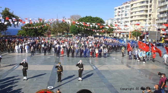 Antalya'da korona virüs gölgesinde 30 Ağustos Zafer Bayramı kutlaması