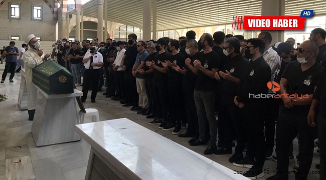 Azerbaycanlı suç örgütü liderinin cenazesinde dikkat çeken çelenkler
