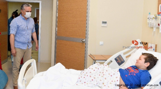 Başkan Uysal, sünnet çocuklarını  ziyaret etti