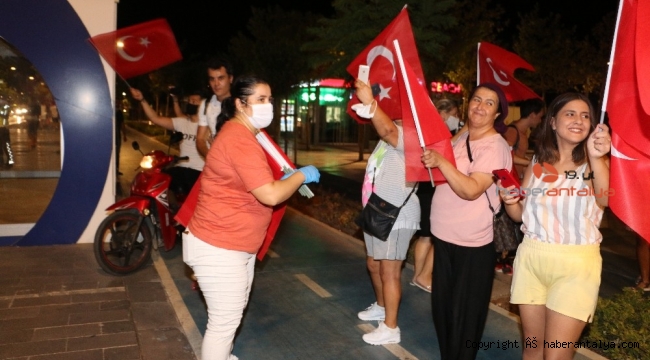 Büyükşehir Antalya'yı Türk bayrağı ile donatıyor