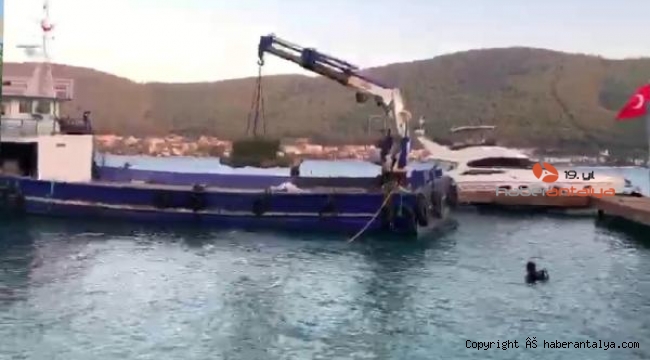 Deniz dibindeki kaçak bloklar vinçle kaldırıldı
