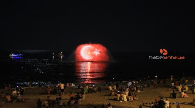 Dünyaca ünlü sahilde su perdesine zafer coşkusu yansıtıldı