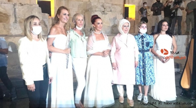 Özlenen Özkan ve Emine Erdoğan Patara'da