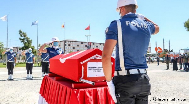 Gazi polis törenle son yolculuğuna uğurlandı