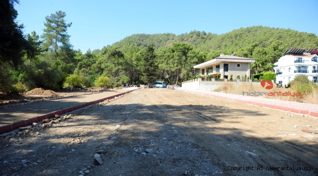 Kemer'de yol çalışmaları devam ediyor
