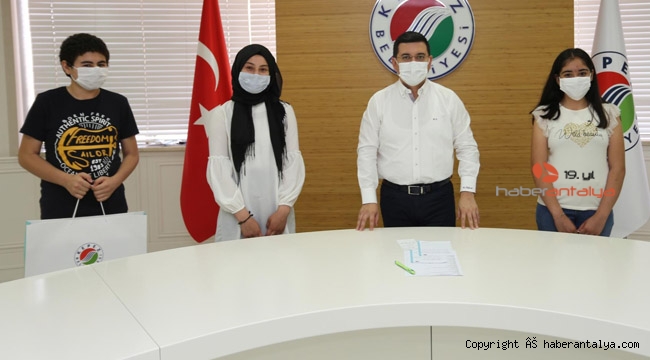 Kepez'de LGS'de ilk 3'e girenlere bilgisayar ödülü