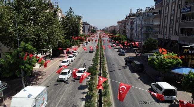 Konyaaltı Türk bayraklarıyla donatıldı