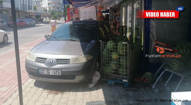 Markete giren otomobil kamerada