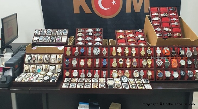 Saat kaçakçıları yakayı ele verdi