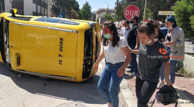 Taksi ile otomobil çarpıştı: 8 yaralı