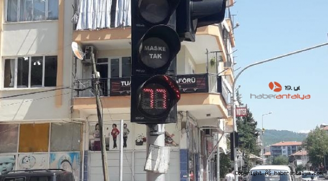 Trafik ışıklarında koronavirüs uyarısı