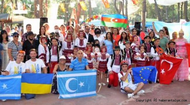 Yüzlerce Ukraynalı parkta toplandı