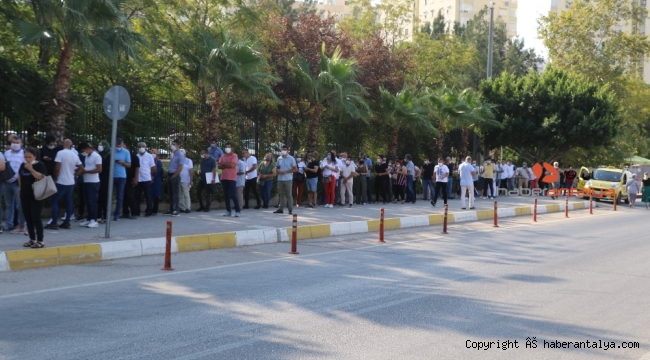 Adliye önünde sonu gelmeyen kuyruk