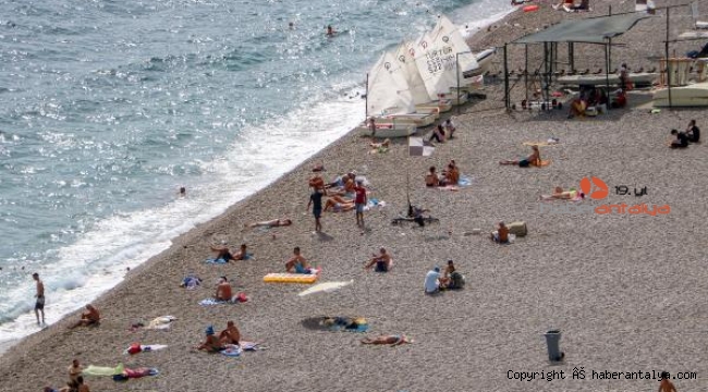 Antalya'da nem yüzde 80, sahile ilgi az