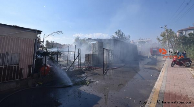 Antalya'da, tuğla deposunda yangın