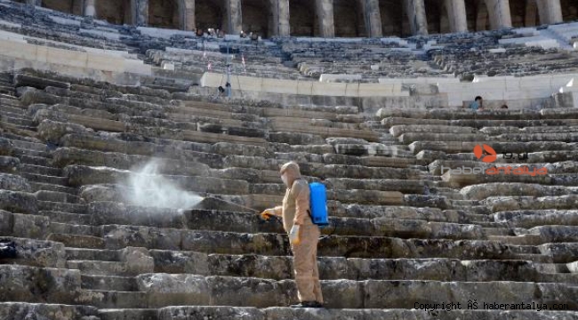 Aspendos Antik Tiyatrosu'nda korona temizliği