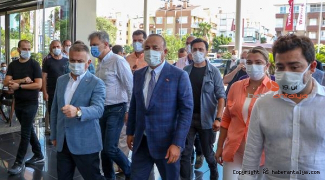 Bakan Çavuşoğlu'ndan Böcek'in tedavi gördüğü hastanede