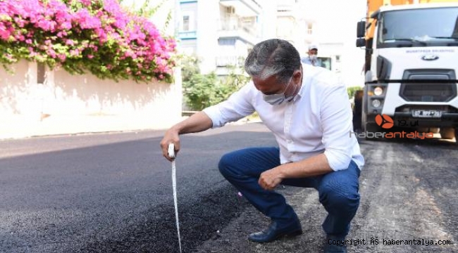 Başkan Uysal, metreyle asfaltın kalınlığını ölçtü