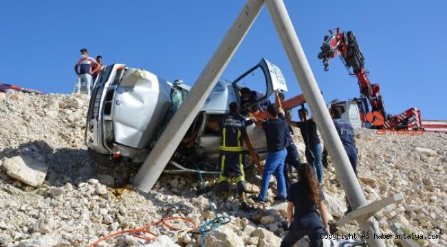 Beton direğe çarpan otomobildeki kadın öldü, oğlu ve eşi yaralandı