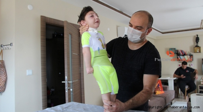 Doktorlar "Üç ay yaşar" dedi, 2,5 yaşında ayaklandı