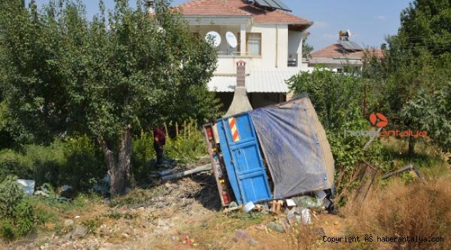 Freni boşalan kamyon bahçeye uçtu: 3 yaralı