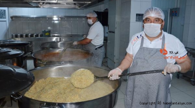 İhtiyaç sahibine günlük iki öğün sıcak yemek