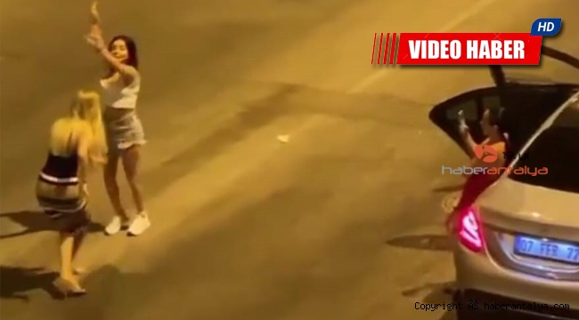 İlginç görüntüler. Bu kızlar yol ortasında ne yapıyor ?
