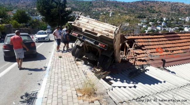 İlginç kaza. Araba evin çatısına uçtu !