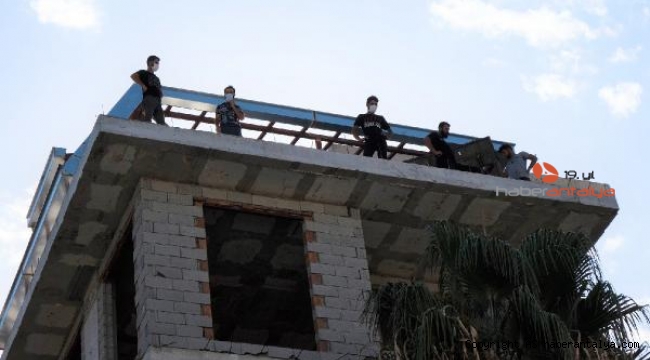 Paralarını alamayan inşaat işçileri bakın ne yaptı ?